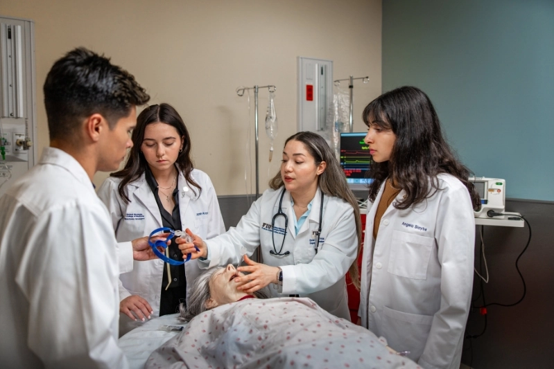 Photo of Dr.Uchiyama teaching medical students in the simulation center.