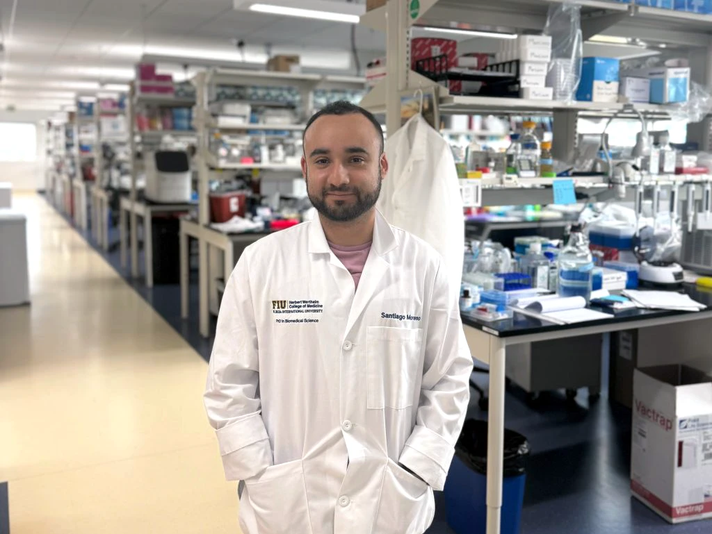 Santiago Moreno in lab